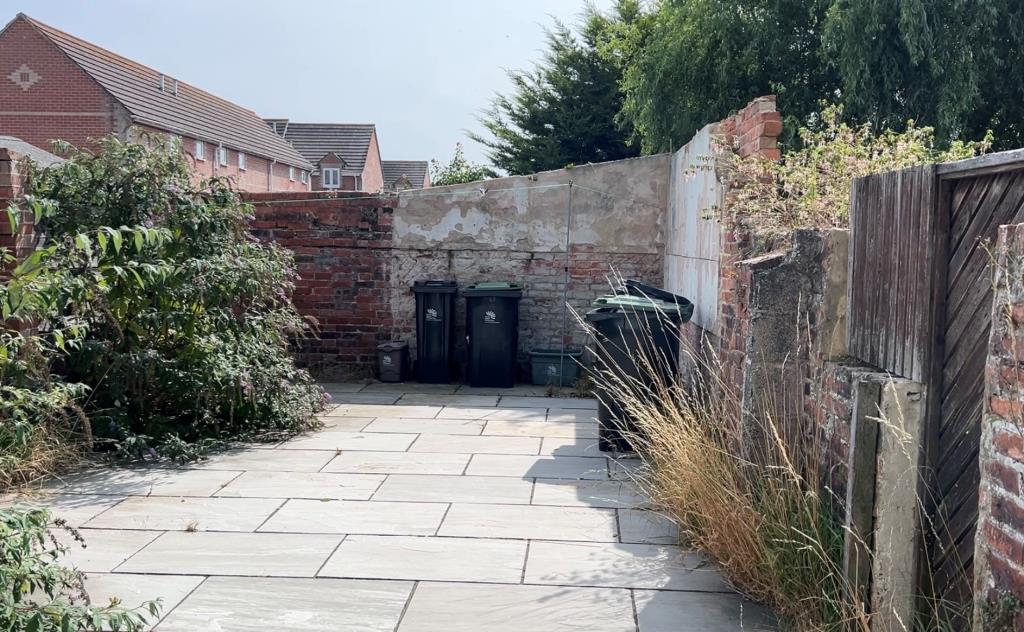 Lot: 15 - FREEHOLD PROPERTY ARRANGED AS TWO FLATS - Shared garden